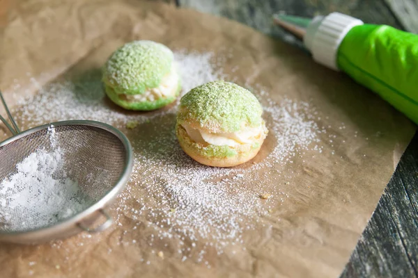 Eclairs preenchido com um creme — Fotografia de Stock