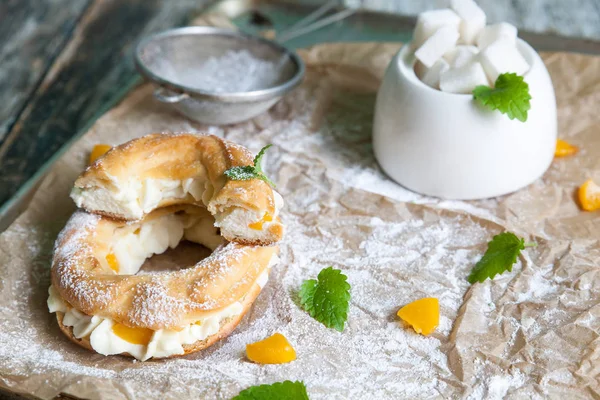 Eclair gyűrűk tejszínnel és konzerv őszibarack — Stock Fotó