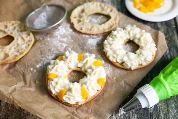 Eclair rings filled with a cream and canned peaches