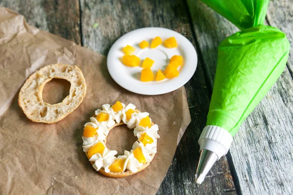 Eclair rings filled with a cream and canned peaches
