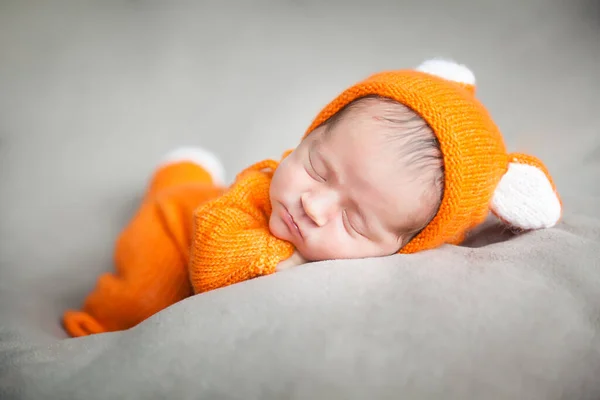 Bebé Recién Nacido Durmiendo Lindo Traje Zorro Otoño Tarjeta Acción —  Fotos de Stock