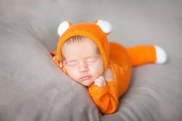 Slapen Pasgeboren Baby Schattige Vos Outfit Val Halloween Thanksgiving Kaart — Stockfoto