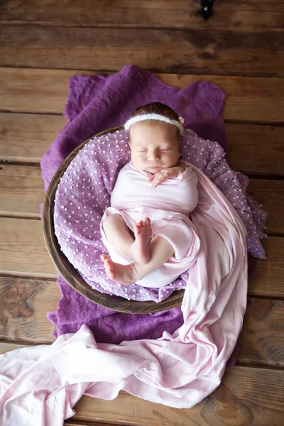 可爱的新生女婴 裹着粉红色的被子睡在紫色面料的木制篮子里 健康儿童 儿童保育和快乐母亲的概念 快乐分娩 — 图库照片