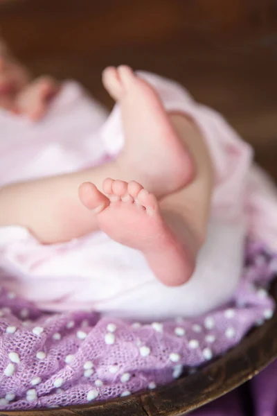 Lindos Pies Recién Nacidos Una Cesta Madera Tela Violeta Niño —  Fotos de Stock