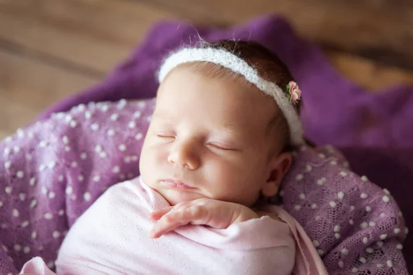 Söt Nyfödd Flicka Rosa Wrap Sover Träkorg Violett Tyg Friska — Stockfoto