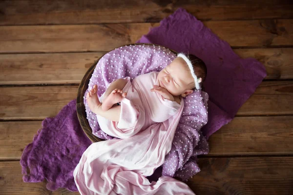 Linda Niña Recién Nacida Abrigo Rosa Durmiendo Una Canasta Madera —  Fotos de Stock