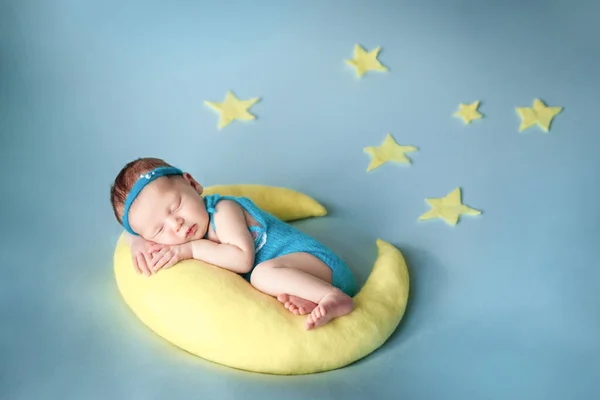 Linda Niña Recién Nacida Azul Mameluco Durmiendo Vientre Una Almohada —  Fotos de Stock