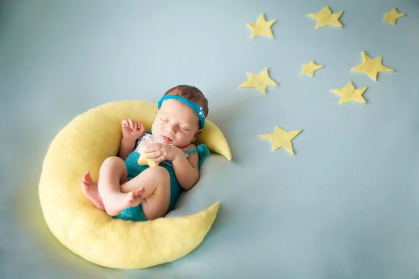 Linda Niña Recién Nacida Con Juguete Estrella Punto Sus Manos —  Fotos de Stock