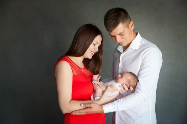 Padres Llevando Una Niña Recién Nacida Retrato Familia Joven Con — Foto de Stock