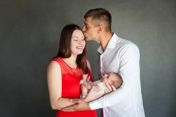Eltern Mit Neugeborenen Mädchen Porträt Einer Jungen Familie Mit Kleiner — Stockfoto