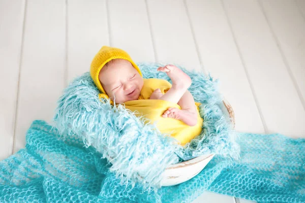 Linda Niña Recién Nacida Gorro Amarillo Envolver Durmiendo Una Cesta —  Fotos de Stock