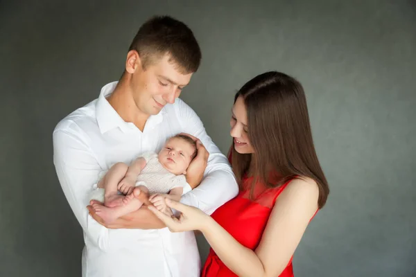 Padres Llevando Una Niña Recién Nacida Retrato Familia Joven Con — Foto de Stock