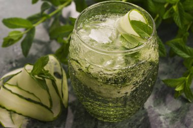 Salatalık, nane ve buz cam ile kokteyl serinletici Detoks