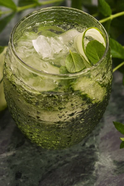 Verfrissende Detox Cocktail Met Komkommer Munt Ijs Glas — Stockfoto