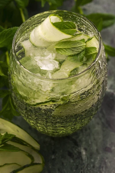 Verfrissende Detox Cocktail Met Komkommer Munt Ijs Glas — Stockfoto