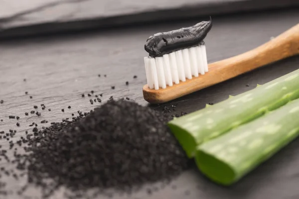 アロエベラと黒い炭歯磨き粉と歯ブラシ — ストック写真