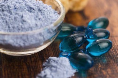 Mavi kil maskesi ile serum kapsül