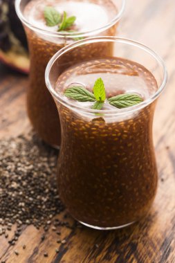 Chia tohumlu nar kokteylleri.