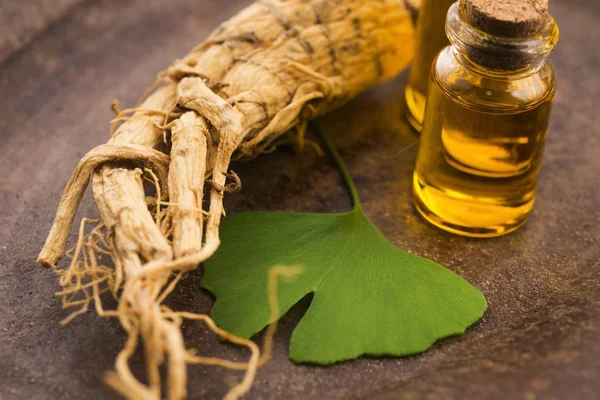 Extrakt Aus Ginsengwurzel Und Ginkgo Biloba Blättern — Stockfoto