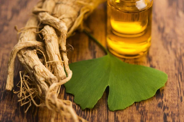 Extrakt Aus Ginsengwurzel Und Ginkgo Biloba Blättern — Stockfoto