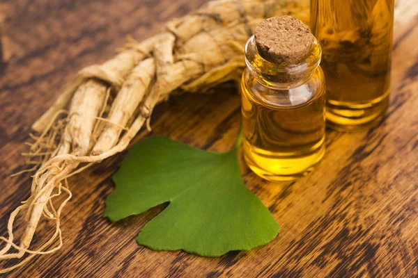 Extrakt Aus Ginsengwurzel Und Ginkgo Biloba Blättern — Stockfoto