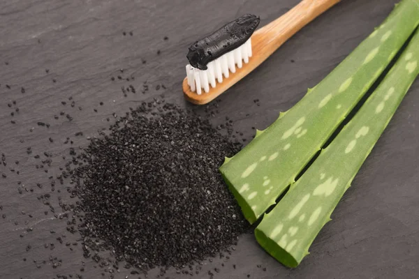 Cepillo Dientes Con Pasta Dientes Carbón Negro Con Aloe Vera —  Fotos de Stock