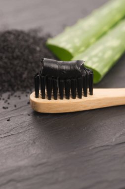 Aloe vera ile siyah kömür diş macunu ile diş fırçası
