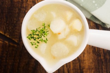 Taze beyaz kuşkonmaz çorbası