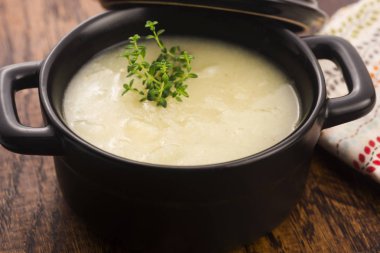 Taze beyaz kuşkonmaz çorbası
