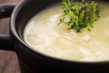 Taze beyaz kuşkonmaz çorbası