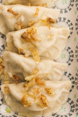 Lahana ve mantar dolu Lehçe pierogi