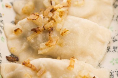 Lahana ve mantar dolu Lehçe pierogi