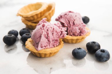 Yabanmersinli meyveli dondurma.