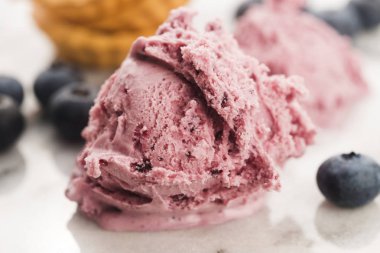 Yabanmersinli meyveli dondurma.