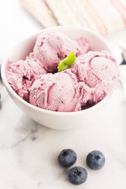 Yabanmersinli meyveli dondurma.