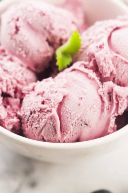 Yabanmersinli meyveli dondurma.