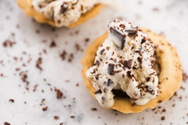 Vanilyalı dondurma ile çikolata - straciatella. Taze, sorbe