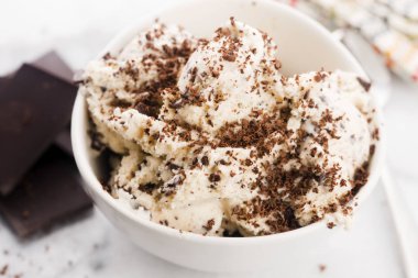 Vanilyalı dondurma ile çikolata - straciatella. Taze, sorbe