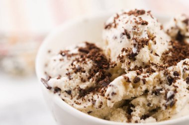 Vanilyalı dondurma ile çikolata - straciatella. Taze, sorbe