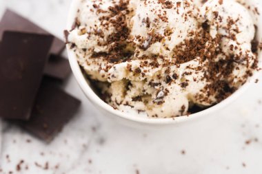 Vanilyalı dondurma ile çikolata - straciatella. Taze, sorbe