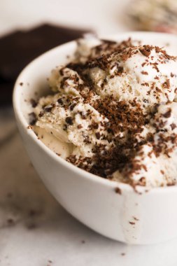 Vanilyalı dondurma ile çikolata - straciatella. Taze, sorbe