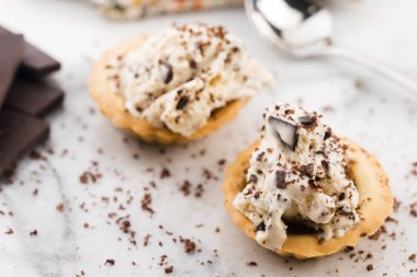 Vanilyalı dondurma ile çikolata - straciatella. Taze, sorbe