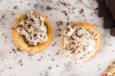 Vanilyalı dondurma ile çikolata - straciatella. Taze, sorbe