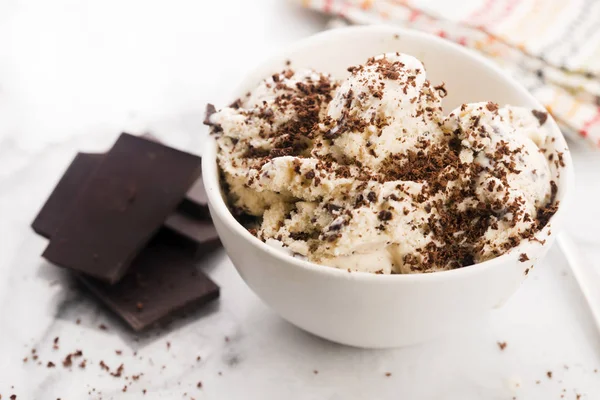 Sorvete Baunilha Com Batatas Fritas Chocolate Straciatella Fresco Sorvete — Fotografia de Stock