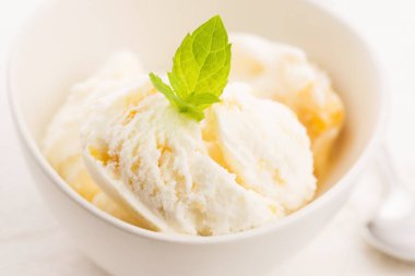 Vanilyalı dondurma ile nane kase organik ürün