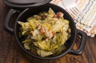 Güveç beyaz lahana ve pastırma