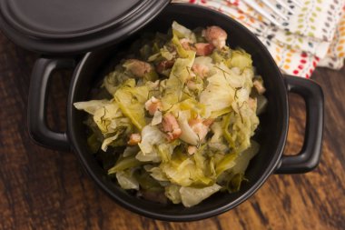 Güveç beyaz lahana ve pastırma