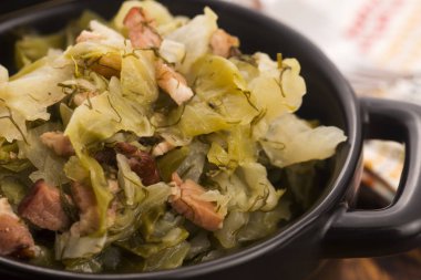 Güveç beyaz lahana ve pastırma