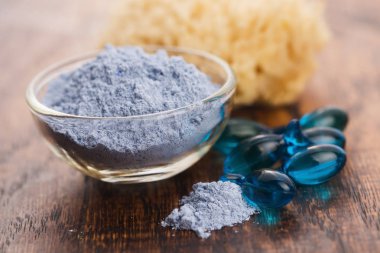 Mavi kil maskesi ile serum kapsül