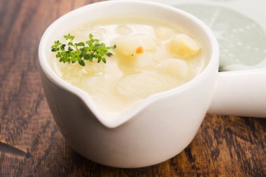Taze beyaz kuşkonmaz çorbası